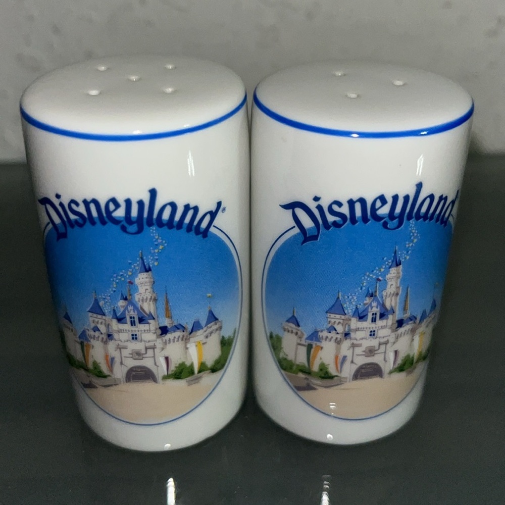 Vintage Walt Disney World Florida Magic Kingdom Castle Salt & Pepper Sha…
